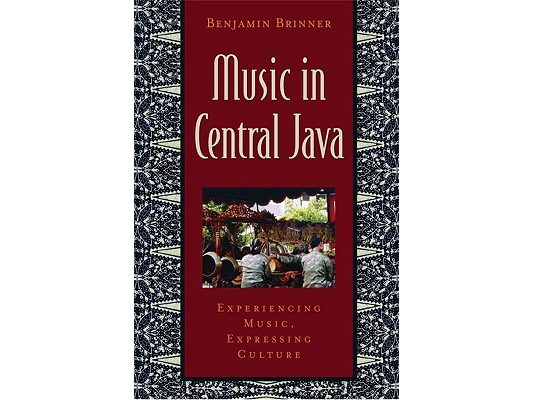 Music in Central Java: Experiencing Music, Expressing Culture [With CD]